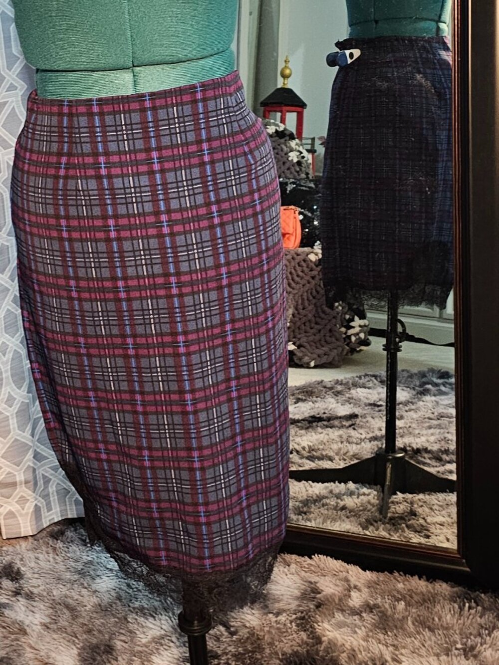 Kardashian Kollection Plaid Pencil Skirt w/ Eyelash Lace Trim – Size M – NWT